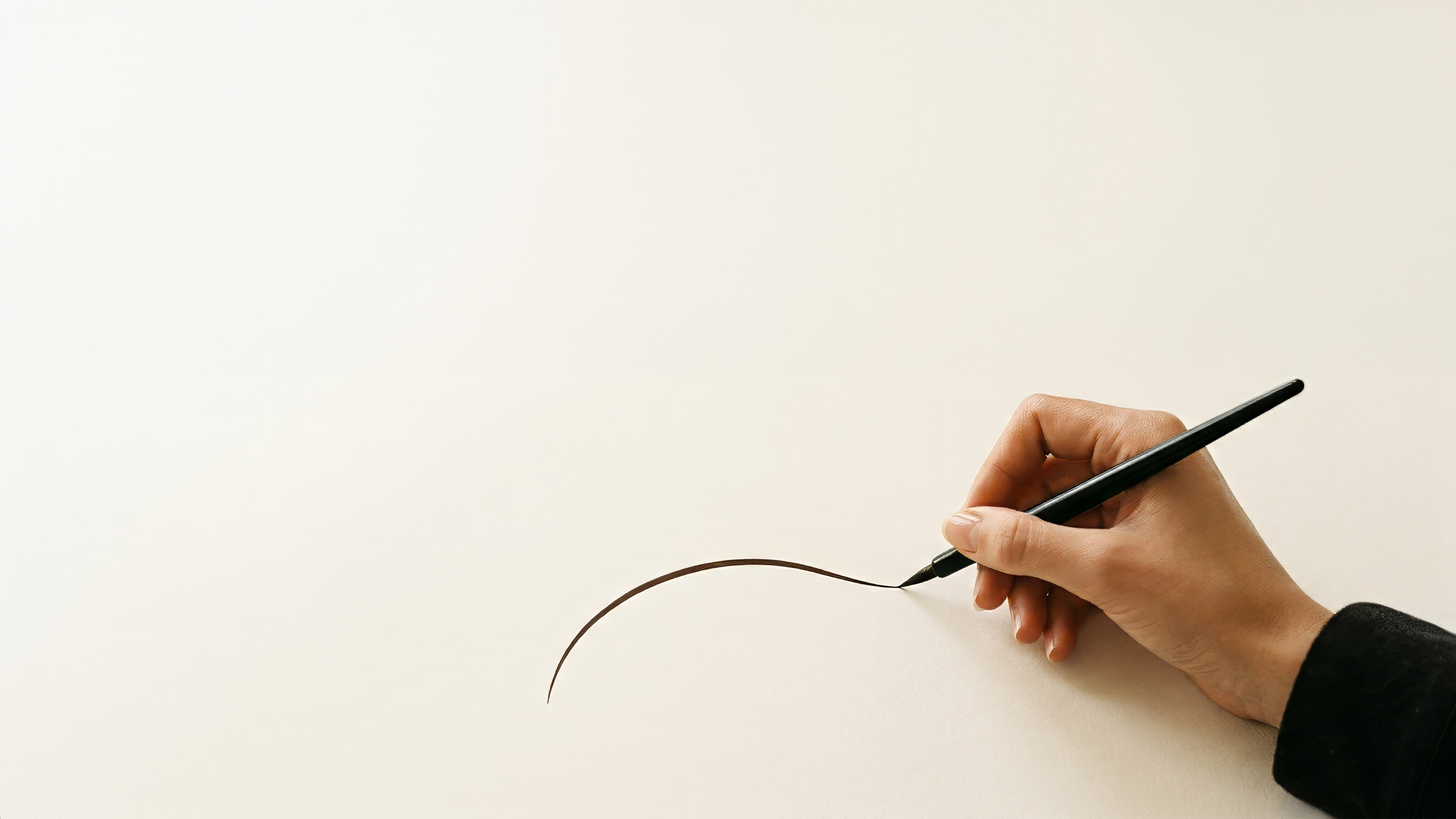 Eine Hand zieht eine elegante Linie